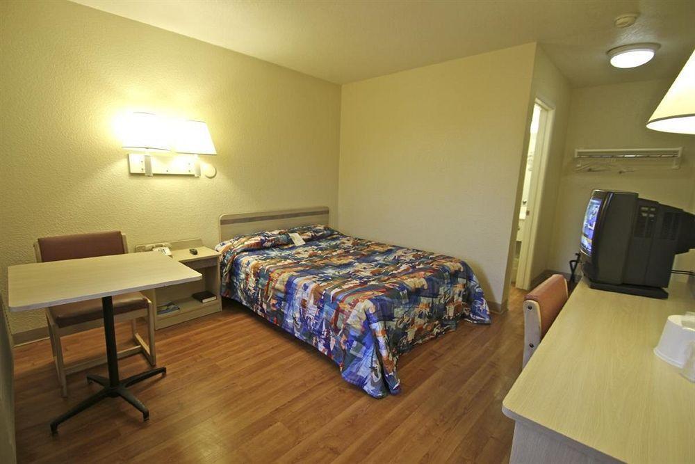 Motel 6 Manhattan Kansas Exterior foto